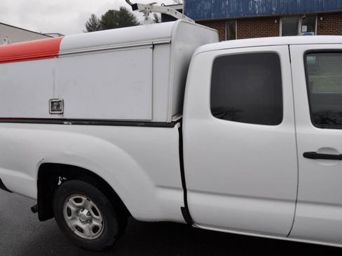 Used 2015 Toyota Tacoma Base 4x2 4dr Access Cab 6.1 ft w/ Convenience Package image 16