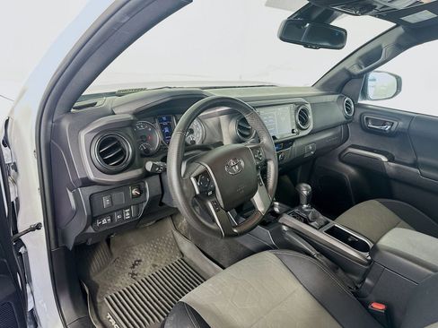 Used 2021 Toyota Tacoma TRD Off-Road AWD/4WD image 9