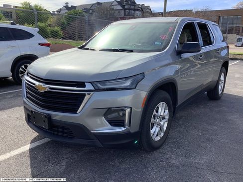 Used 2023 Chevrolet Traverse LS image 4