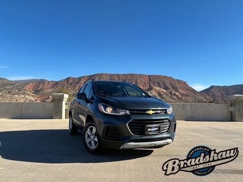 Used 2022 Chevrolet Trax LT w/ Driver Confidence Package image 2