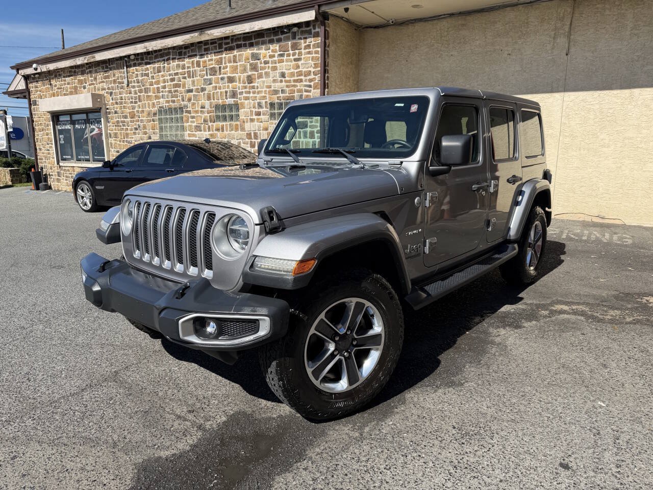 Used 2018 Jeep Wrangler Unlimited Sahara AWD/4WD image 2