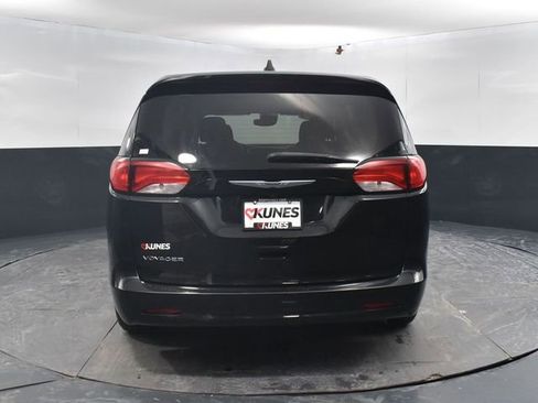 Used 2023 Chrysler Voyager LX image 8