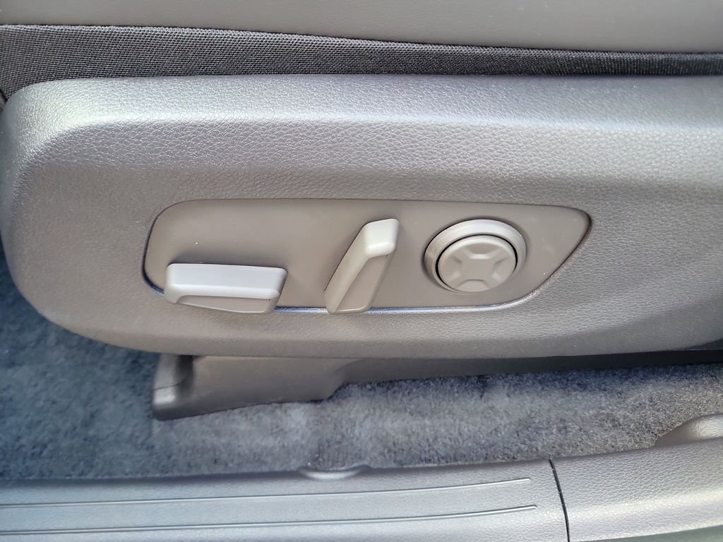 New 2026 Kia Carnival EX FWD image 24