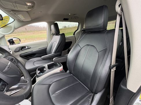 Used 2024 Chrysler Pacifica Touring-L FWD image 32