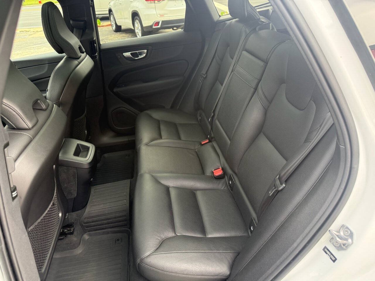 Used 2020 Volvo XC60 T5 Momentum w/ Protection Package Premier AWD/4WD image 5