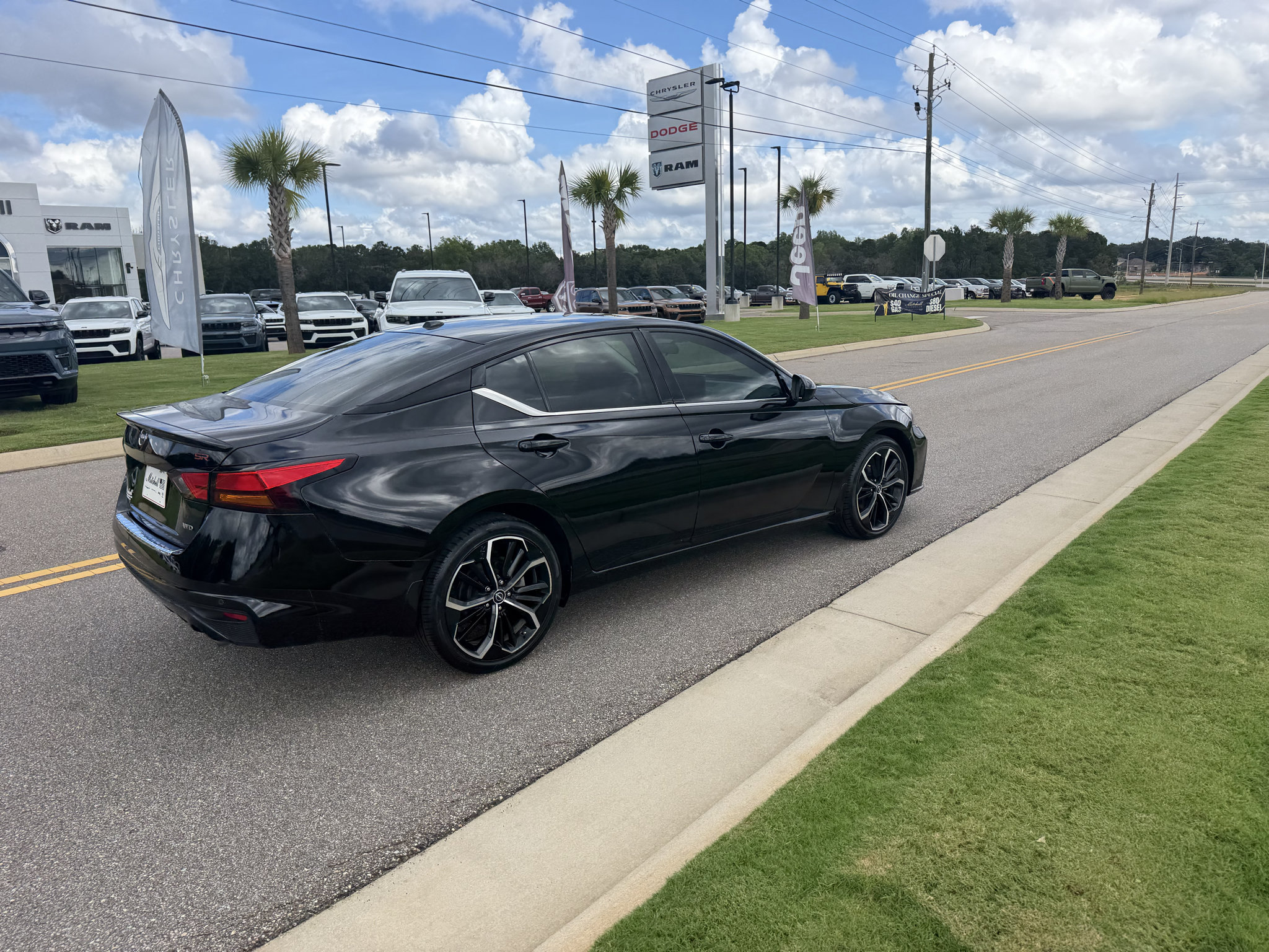 Used 2023 Nissan Altima 2.5 SR w/ SR Premium Package AWD/4WD image 5