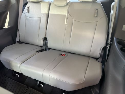 Certified 2025 Toyota Sienna XLE FWD image 29