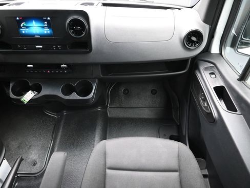 Used 2024 Mercedes-Benz Sprinter 2500 image 38