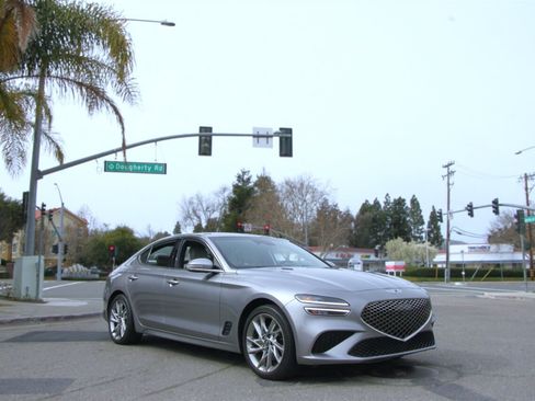 Used 2022 Genesis G70 2.0T image 3