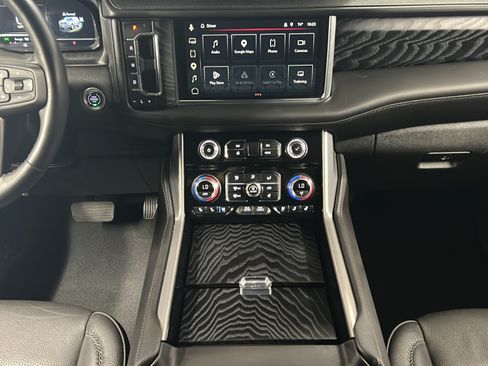 Used 2024 GMC Yukon Denali w/ Denali Reserve Package AWD/4WD image 18