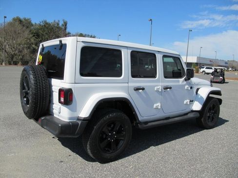 Used 2022 Jeep Wrangler Unlimited Sahara AWD/4WD image 6