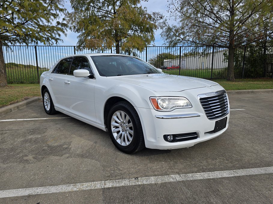 Used 2014 Chrysler 300 w/ Driver Convenience Group RWD image 8