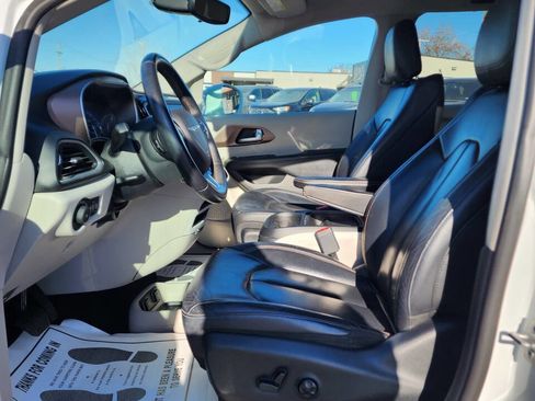 Used 2018 Chrysler Pacifica Touring-L image 15