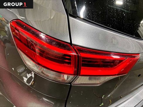 Used 2018 Toyota Highlander XLE image 29