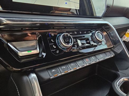 Used 2025 GMC Sierra 1500 Denali Ultimate image 18