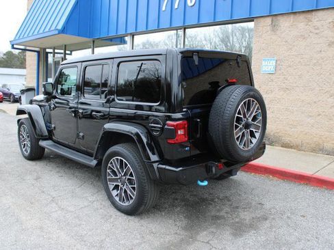 Used 2022 Jeep Wrangler Unlimited Sahara AWD/4WD image 6