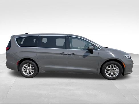 Used 2023 Chrysler Pacifica Touring-L FWD image 27