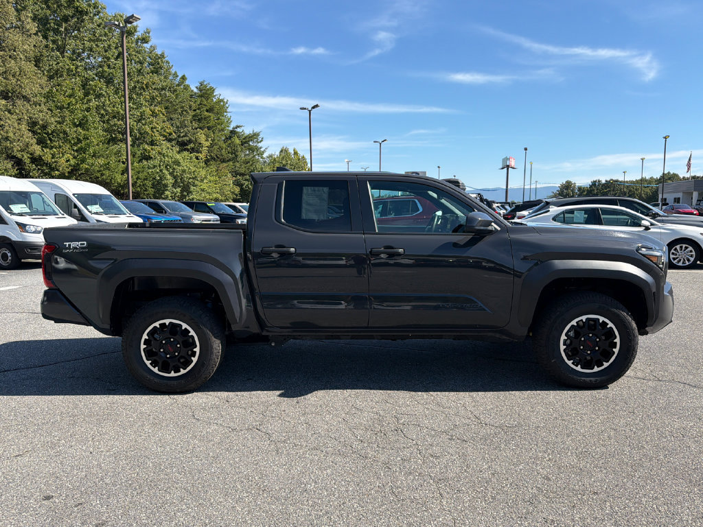 Used 2025 Toyota Tacoma TRD Off-Road AWD/4WD image 8