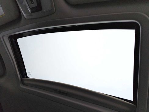 Used 2018 Toyota Sienna SE w/ Carpet Mat Package image 17