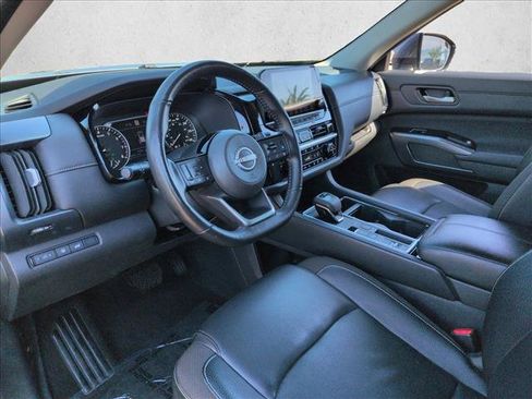 Used 2025 Nissan Pathfinder SL FWD image 12