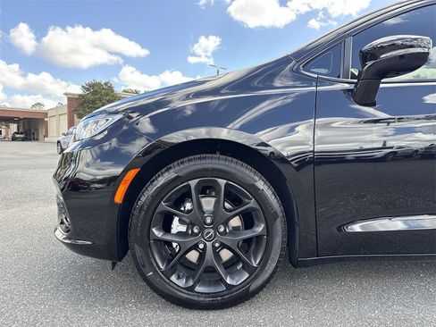 New 2026 Chrysler Pacifica Limited w/ S Appearance Package image 10