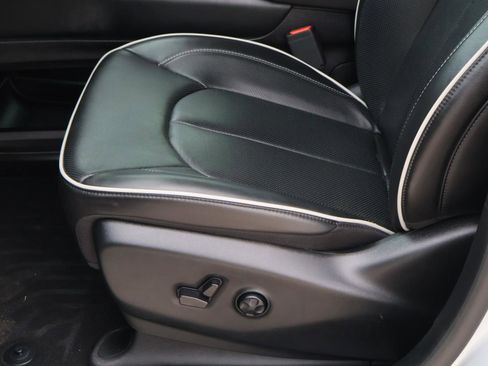 Used 2024 Chrysler Pacifica Limited w/ Uconnect Theater Family Group image 16