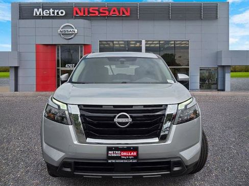 Certified 2025 Nissan Pathfinder SV FWD image 2