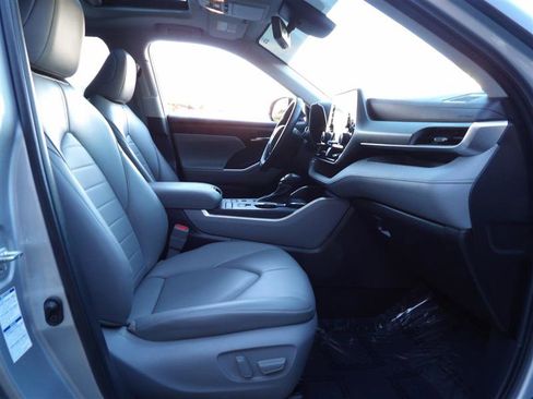 Used 2022 Toyota Highlander XLE image 19