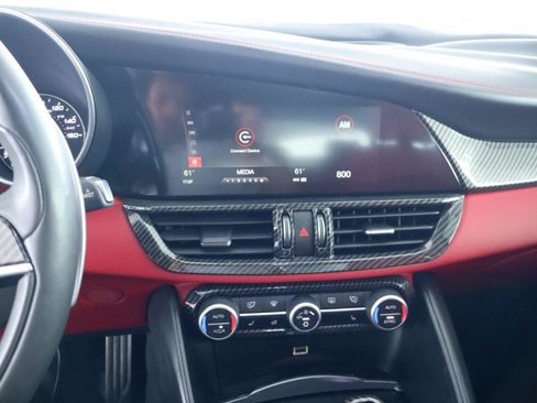 Used 2017 Alfa Romeo Giulia Ti w/ TI 19" Sport Package AWD/4WD image 25