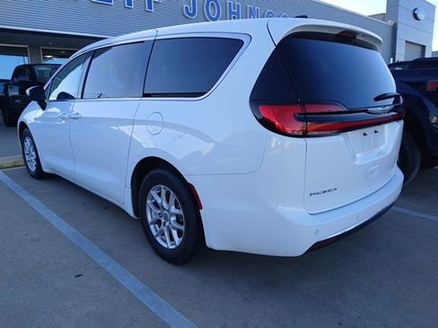 Used 2023 Chrysler Pacifica Touring-L image 8