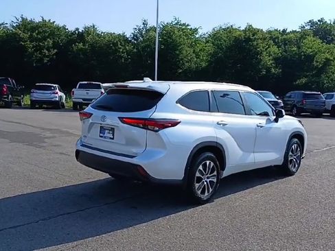 Used 2024 Toyota Highlander XLE FWD image 8