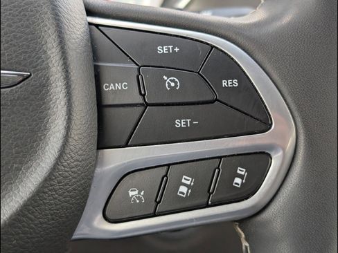 Used 2024 Chrysler Pacifica Touring-L FWD image 17