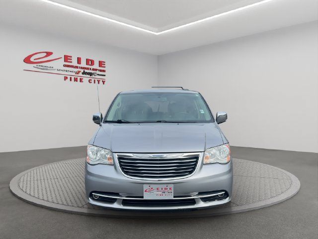 Used 2015 Chrysler Town & Country Touring-L w/ Driver Convenience Group FWD image 13