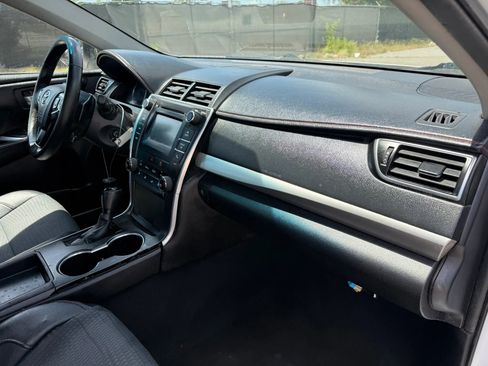 Used 2015 Toyota Camry SE FWD image 19