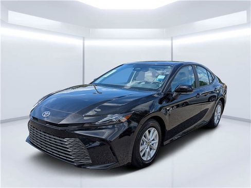 Used 2025 Toyota Camry LE image 7