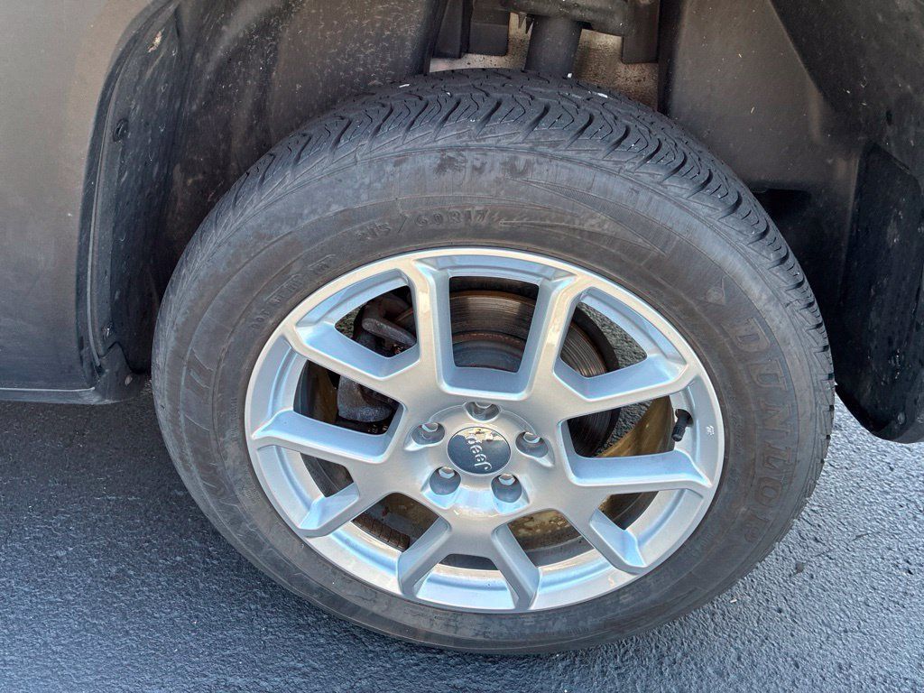Used 2020 Jeep Renegade Latitude AWD/4WD image 11