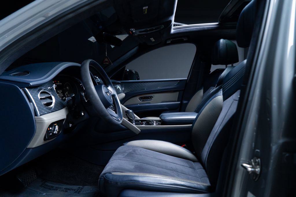 Used 2022 Bentley Bentayga AWD/4WD image 23