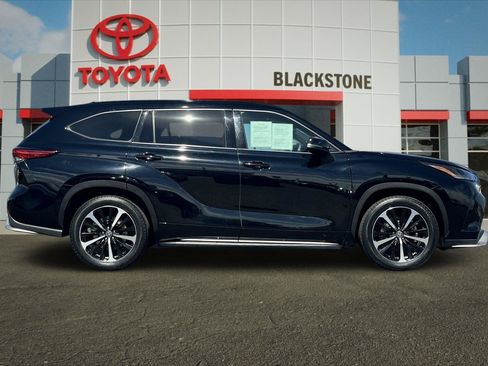 Used 2022 Toyota Highlander XSE FWD image 2