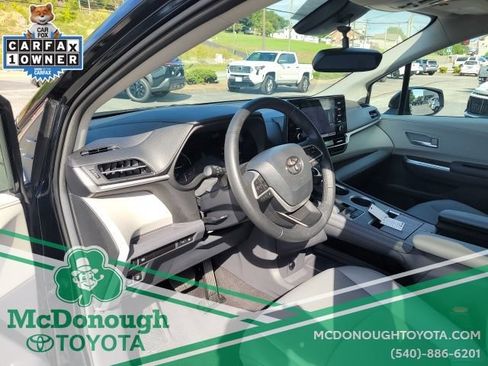 Used 2024 Toyota Sienna XLE FWD image 17