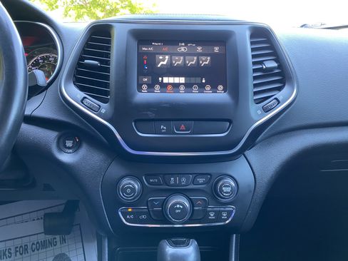 Used 2019 Jeep Cherokee Latitude Plus FWD image 25