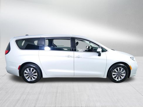 Used 2023 Chrysler Pacifica Touring-L image 8