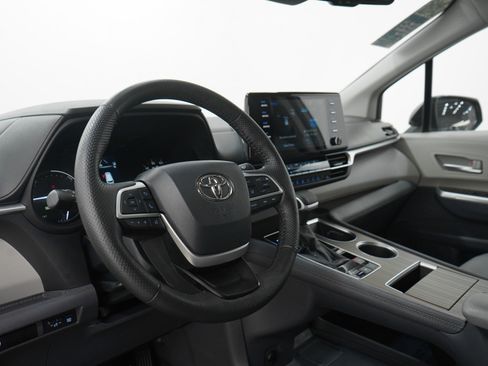 Used 2024 Toyota Sienna XLE image 27
