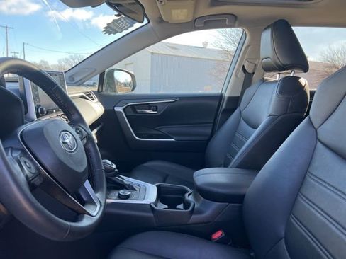 Used 2021 Toyota RAV4 XLE Premium image 31