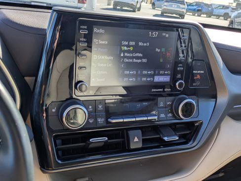 Used 2022 Toyota Highlander XLE FWD image 18