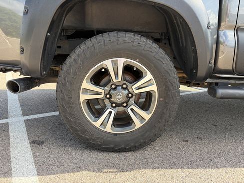 Used 2019 Toyota Tacoma TRD Sport AWD/4WD image 32