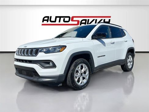 Used 2025 Jeep Compass Latitude image 3