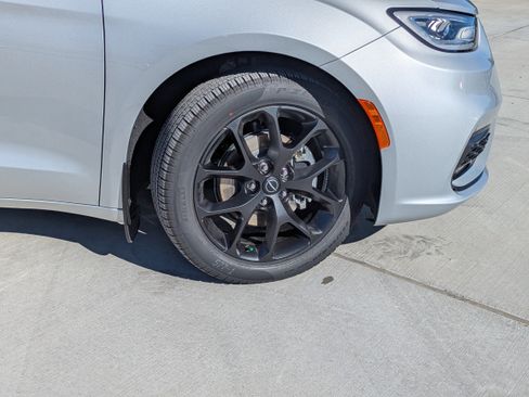 New 2026 Chrysler Pacifica Select image 9