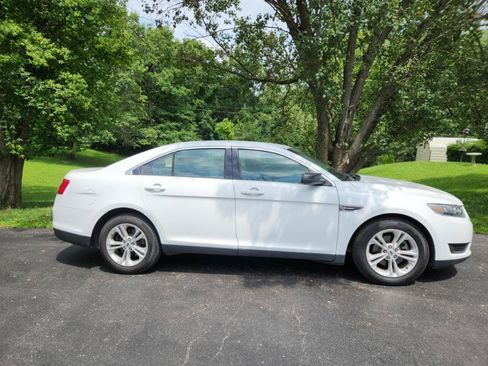 Used 2018 Ford Taurus SE FWD image 2