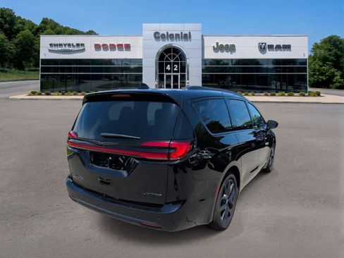 Used 2025 Chrysler Pacifica Limited FWD image 6