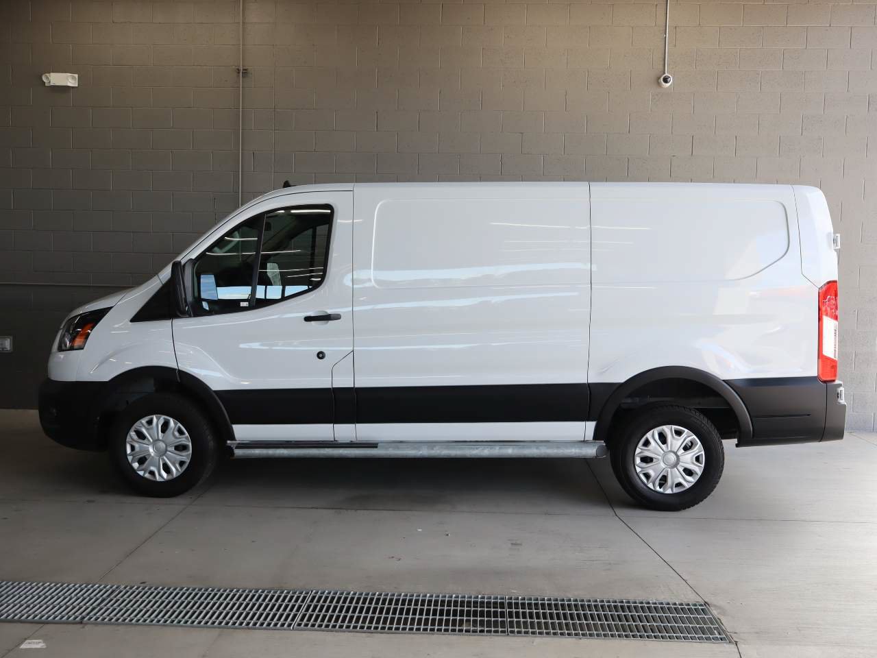Used 2025 Ford Transit 250 Low Roof w/ Exterior Upgrade Package RWD image 2